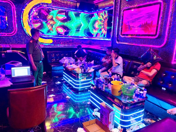 Vĩnh Long: Phát hiện 6 người dương tính với ma túy tại karaoke Dubai Vĩnh Long: Phát hiện 6 người dương tính với ma túy tại karaoke Dubai