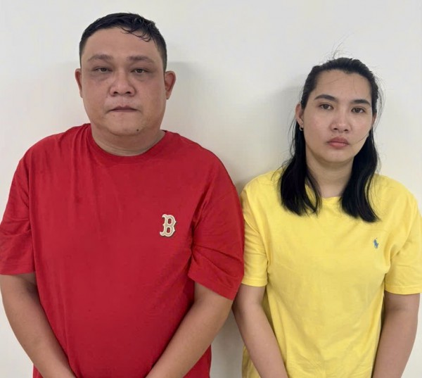 Vợ chồng mua bật lửa hình khẩu súng, giả danh công an để lừa đảo