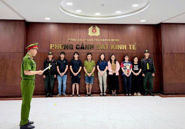 Vụ án đổ trộm 20.000 tấn chất thải: Bóc trần 'hệ sinh thái xử lý rác giả' Vụ án đổ trộm 20.000 tấn chất thải: Bóc trần 'hệ sinh thái xử lý rác giả'