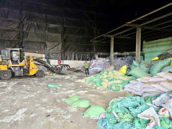 Vụ án đổ trộm 20.000 tấn chất thải: Bóc trần 'hệ sinh thái xử lý rác giả' Vụ án đổ trộm 20.000 tấn chất thải: Bóc trần 'hệ sinh thái xử lý rác giả'