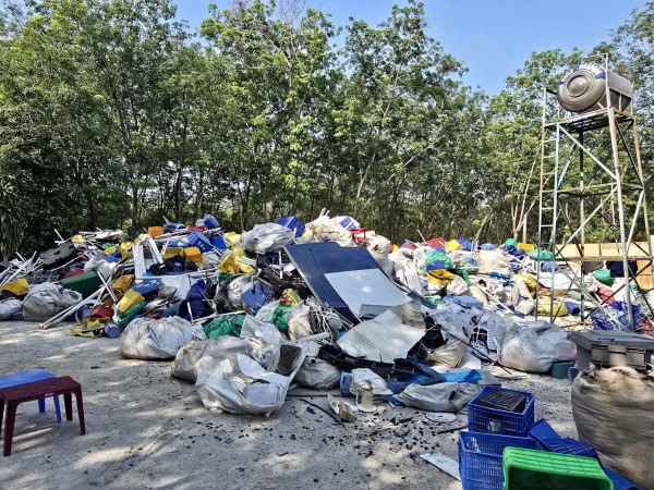 Vụ án đổ trộm 20.000 tấn chất thải: Bóc trần 'hệ sinh thái xử lý rác giả' Vụ án đổ trộm 20.000 tấn chất thải: Bóc trần 'hệ sinh thái xử lý rác giả'