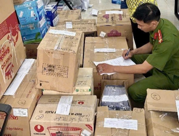 Vụ án đổ trộm 20.000 tấn chất thải: Bóc trần 'hệ sinh thái xử lý rác giả' Vụ án đổ trộm 20.000 tấn chất thải: Bóc trần 'hệ sinh thái xử lý rác giả'