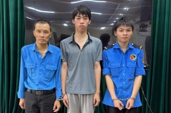 Vụ chém người khi thắc mắc tiền gửi xe: Tạm giữ hình sự 3 bảo vệ Vụ chém người khi thắc mắc tiền gửi xe: Tạm giữ hình sự 3 bảo vệ