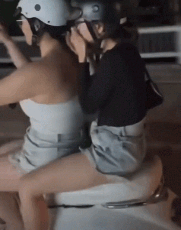 Vụ cô gái chạy Vespa buông 2 tay: Tịch thu phương tiện, tước giấy phép lái xe Vụ cô gái chạy Vespa buông 2 tay: Tịch thu phương tiện, tước giấy phép lái xe