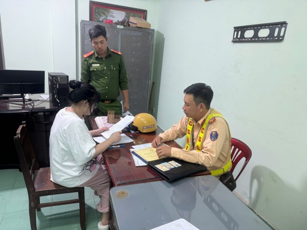 Vụ cô gái chạy Vespa buông 2 tay: Tịch thu phương tiện, tước giấy phép lái xe Vụ cô gái chạy Vespa buông 2 tay: Tịch thu phương tiện, tước giấy phép lái xe