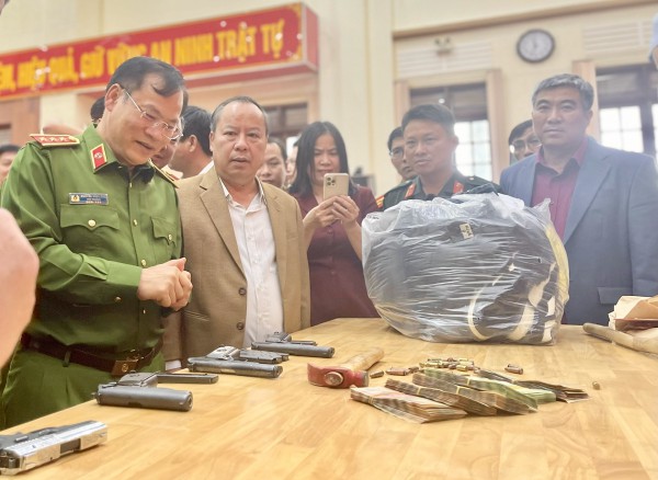 Vụ dùng súng cướp ngân hàng ở Gia Lai: Xét xử ‘Tài đen’ cùng đồng phạm Vụ dùng súng cướp ngân hàng ở Gia Lai: Xét xử ‘Tài đen’ cùng đồng phạm