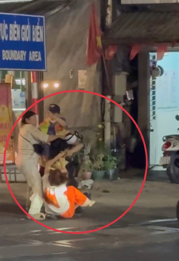 Vượt rào chắn tàu hỏa, còn hành hung nhân viên đường sắt