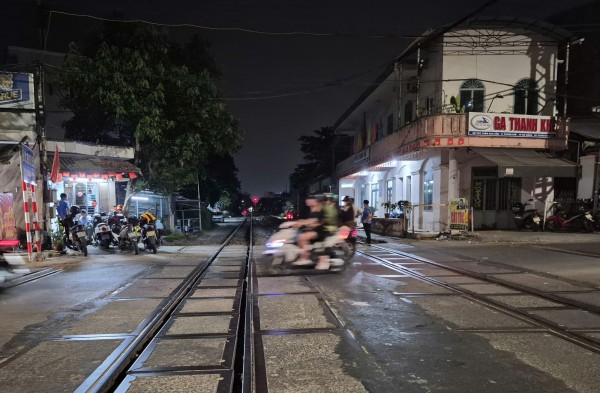 Vượt rào chắn tàu hỏa, còn hành hung nhân viên đường sắt