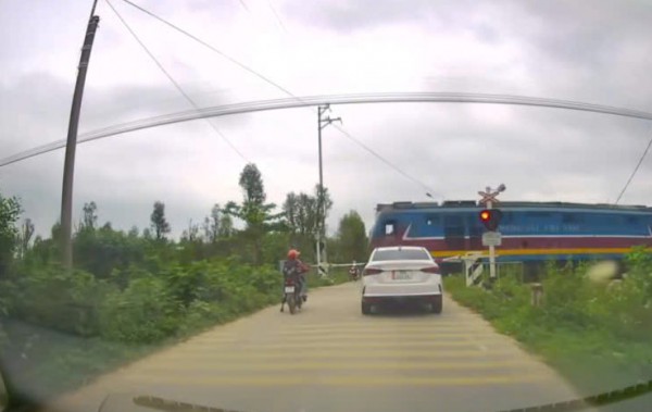 Xác minh 2 nữ sinh Hà Tĩnh liều lĩnh vượt gác chắn trước đầu tàu hỏa