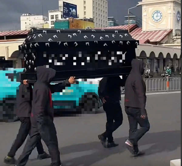 Xét xử 11 bị cáo 'khiêng quan tài trước chợ Bến Thành' để PR bán hàng