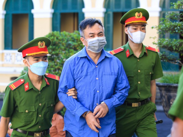 Xét xử cựu Giám đốc Bệnh viện Mắt TP.HCM Nguyễn Minh Khải và đồng phạm