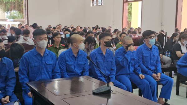 Xét xử đường dây lừa đảo ‘lùa’ khách đi xem đất: Khách bị bán thông tin ra sao? Xét xử đường dây lừa đảo ‘lùa’ khách đi xem đất: Khách bị bán thông tin ra sao?