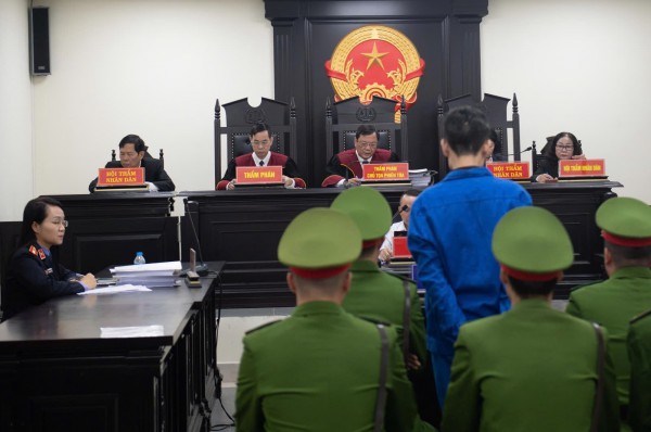 Xét xử vụ tẩm xăng đốt quán 11 người chết: Bị cáo chỉ nói 'tai điếc cả 2 bên'