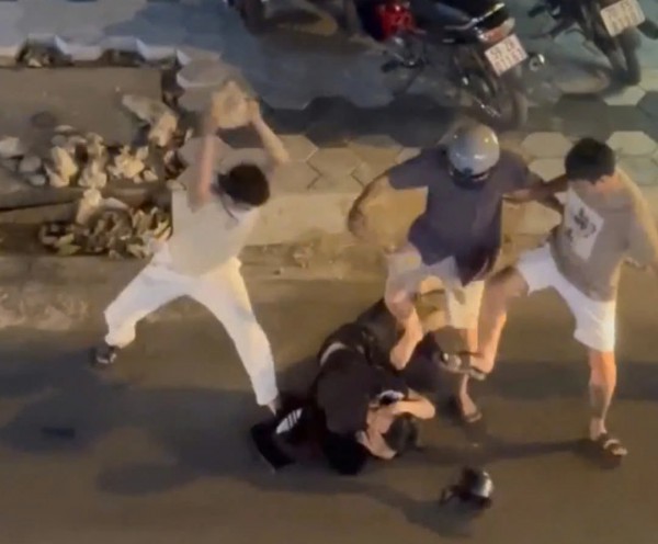 Xôn xao clip nhóm người đánh, dùng đá đập đầu 2 nam thanh niên ở TP.HCM