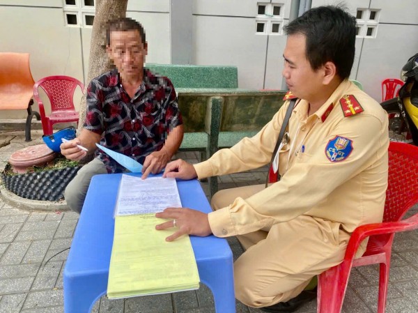 Xử lý người đàn ông dùng biển số giả, cư xử hung hãn sau va quẹt xe