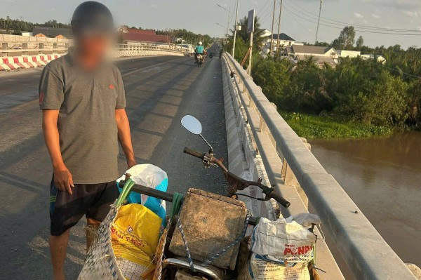 Xử lý người vứt lượng lớn mảnh chai, kính vỡ xuống sông ở Cần Thơ