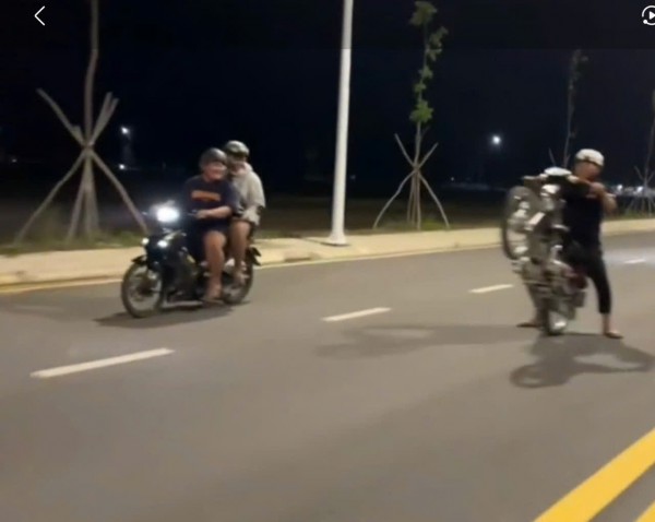 Xử lý nhóm thiếu niên 'bốc đầu' xe máy, quay clip đăng mạng xã hội Xử lý nhóm thiếu niên 'bốc đầu' xe máy, quay clip đăng mạng xã hội