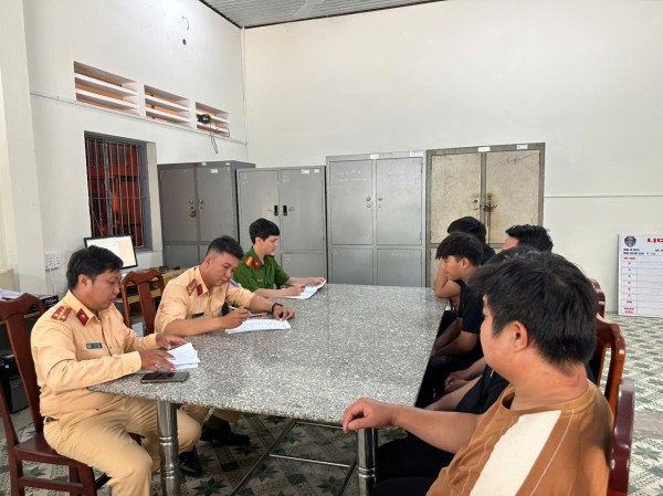 Xử lý nhóm thiếu niên 'bốc đầu' xe máy, quay clip đăng mạng xã hội Xử lý nhóm thiếu niên 'bốc đầu' xe máy, quay clip đăng mạng xã hội