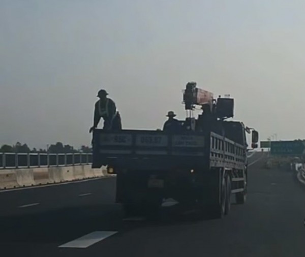 Xử phạt tài xế lùi xe trên cao tốc Cần Thơ - Hậu Giang