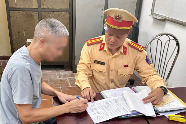 Xử phạt tài xế xe tải làm rơi bùn đất ra đường khiến 2 người gặp nạn