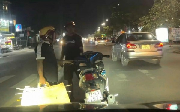 Xử phạt thanh niên chặn đầu xe taxi sau va chạm ở Tây Ninh