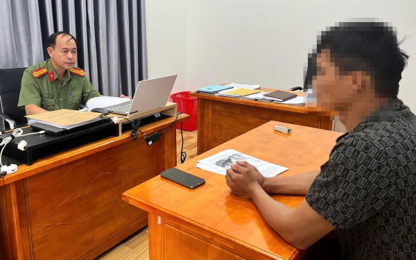 Xúc phạm, thách thức lực lượng công an trên mạng xã hội, 2 người bị triệu tập Xúc phạm, thách thức lực lượng công an trên mạng xã hội, 2 người bị triệu tập