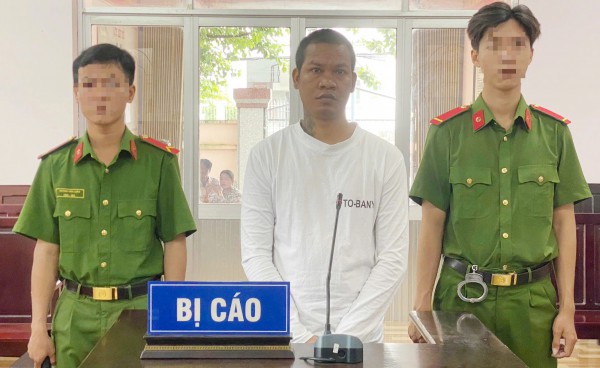 'Yêu' bé gái 12 tuổi, lãnh án tù về tội hiếp dâm 'Yêu' bé gái 12 tuổi, lãnh án tù về tội hiếp dâm