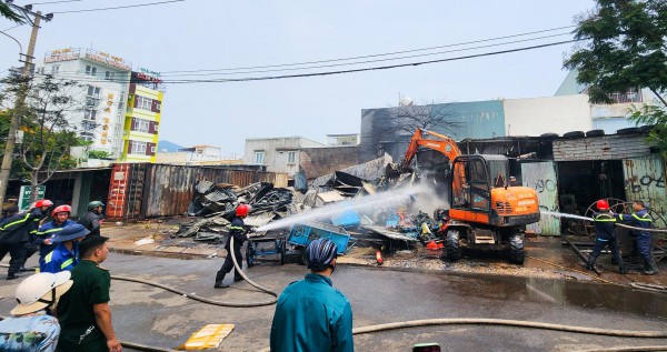 Đà Nẵng: Cháy nhà xưởng, người dân leo lên mái nhà giúp cảnh sát dập lửa