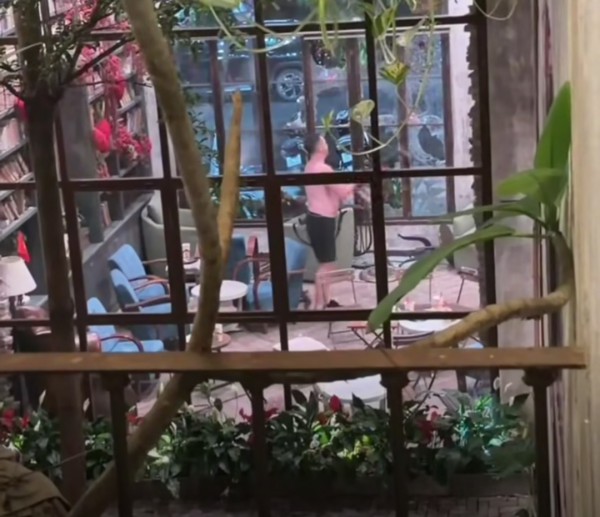 Đà Nẵng: Khởi tố người nước ngoài đập phá quán cà phê gây thiệt hại hơn 380 triệu đồng Đà Nẵng: Khởi tố người nước ngoài đập phá quán cà phê gây thiệt hại hơn 380 triệu đồng