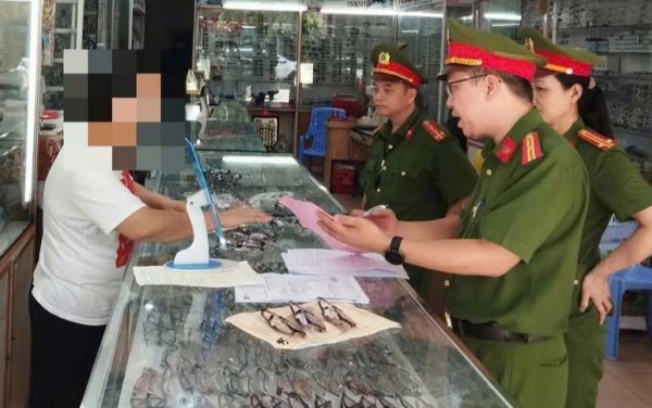 Đà Nẵng: Kiểm tra cửa hàng kính mắt, phát hiện hơn 4.000 sản phẩm nghi vi phạm Đà Nẵng: Kiểm tra cửa hàng kính mắt, phát hiện hơn 4.000 sản phẩm nghi vi phạm