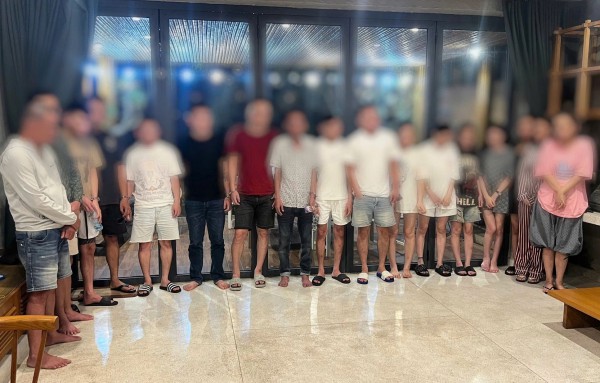 Đà Nẵng: Đột kích villa lúc sáng sớm, phát hiện nhóm nam nữ 'mở tiệc' ma túy Đà Nẵng: Đột kích villa lúc sáng sớm, phát hiện nhóm nam nữ 'mở tiệc' ma túy