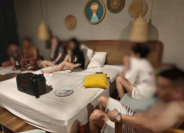 Đà Nẵng: Đột kích villa lúc sáng sớm, phát hiện nhóm nam nữ 'mở tiệc' ma túy Đà Nẵng: Đột kích villa lúc sáng sớm, phát hiện nhóm nam nữ 'mở tiệc' ma túy