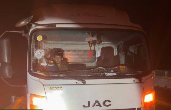 Đã xác định 6 thiếu niên ném đá vào hàng loạt xe trên cao tốc Quảng Trị Đã xác định 6 thiếu niên ném đá vào hàng loạt xe trên cao tốc Quảng Trị