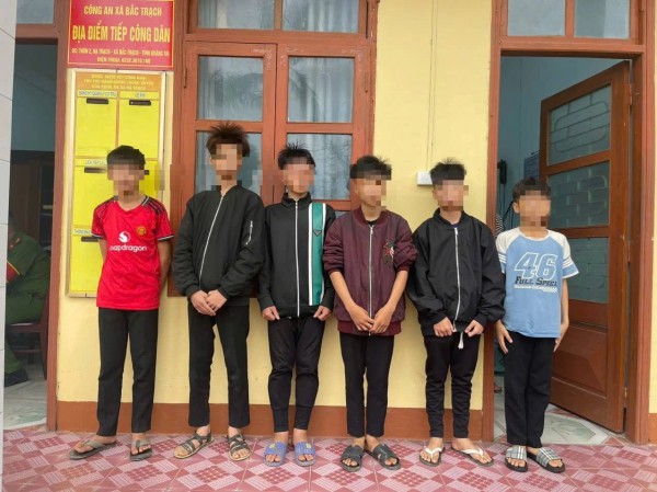 Đã xác định 6 thiếu niên ném đá vào hàng loạt xe trên cao tốc Quảng Trị Đã xác định 6 thiếu niên ném đá vào hàng loạt xe trên cao tốc Quảng Trị