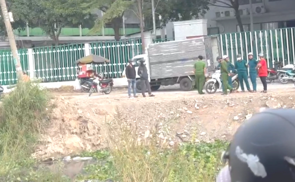 Đang đi đón con, bỗng phát hiện một thi thể dưới kênh