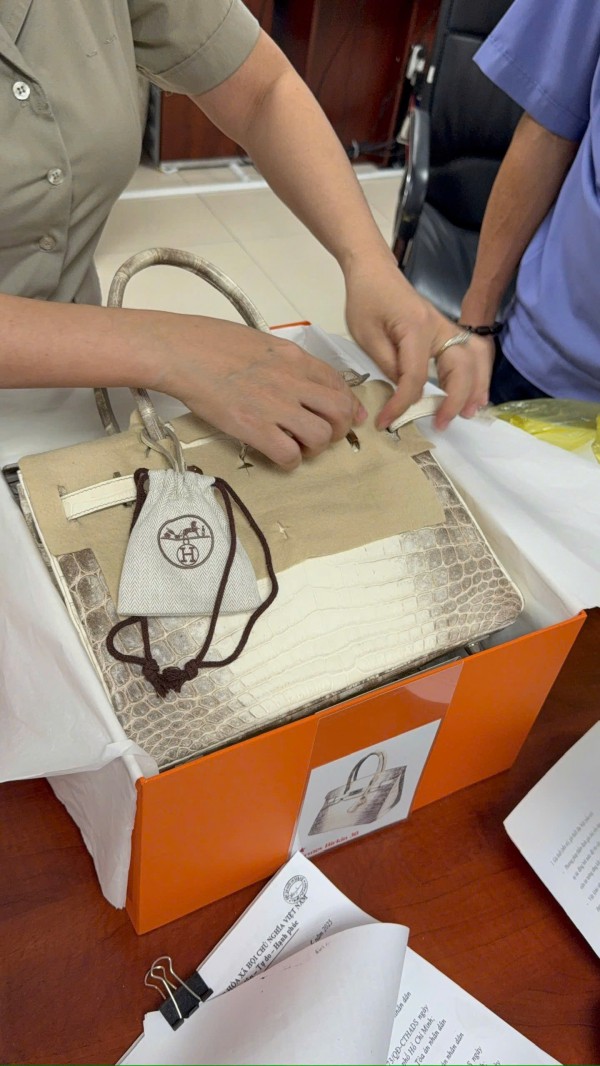 Đấu giá trực tuyến 2 túi HERMES của bà Trương Mỹ Lan