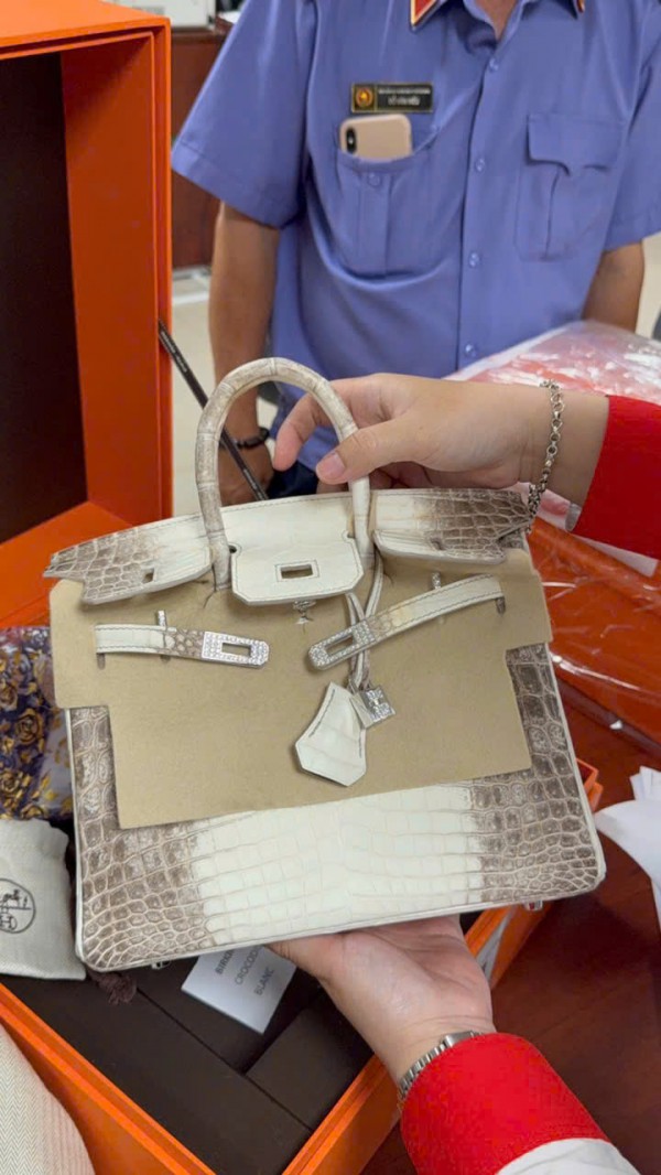 Đấu giá trực tuyến 2 túi HERMES của bà Trương Mỹ Lan