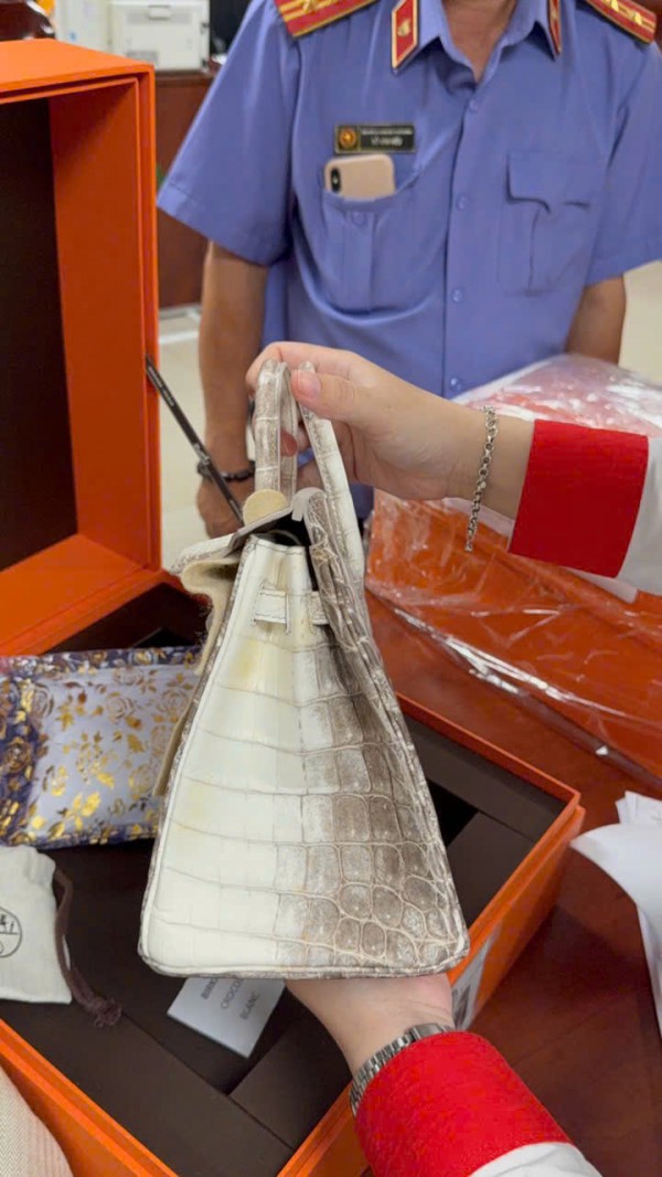 Đấu giá trực tuyến 2 túi HERMES của bà Trương Mỹ Lan