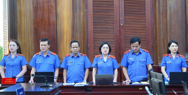 Đề nghị mức án 100 bị cáo trong vụ cấp hơn 220.000 phiếu thử nghiệm giả Đề nghị mức án 100 bị cáo trong vụ cấp hơn 220.000 phiếu thử nghiệm giả