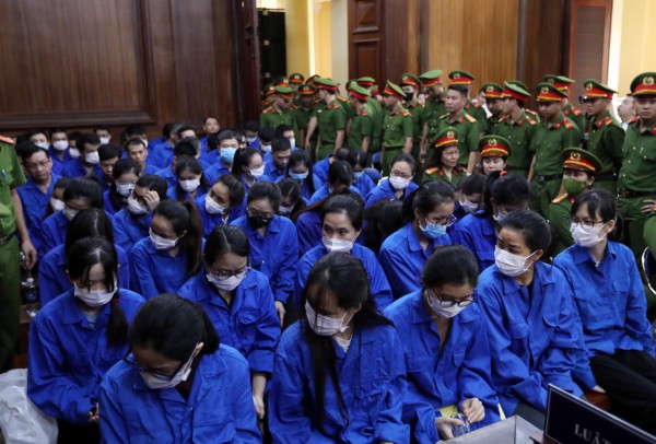 Đề nghị mức án 100 bị cáo trong vụ cấp hơn 220.000 phiếu thử nghiệm giả Đề nghị mức án 100 bị cáo trong vụ cấp hơn 220.000 phiếu thử nghiệm giả