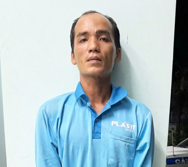 Đi nhờ xe bé gái 12 tuổi, rồi dụ vào quán cà phê hiếp dâm Đi nhờ xe bé gái 12 tuổi, rồi dụ vào quán cà phê hiếp dâm