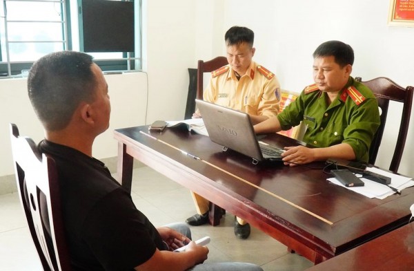 Đỗ ô tô trước cổng nhà gây cản trở giao thông, bị phạt 5 triệu đồng