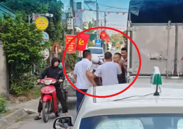 Đỗ xe giữa đường còn đánh người Đỗ xe giữa đường còn đánh người