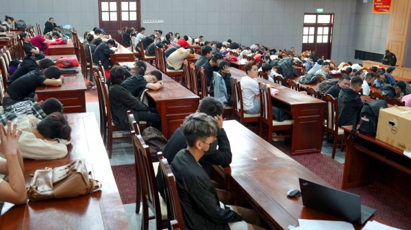 Đồng Nai: Bắt tạm giam 343 người lừa đảo xuyên biên giới qua WhatsApp, Facebook Đồng Nai: Bắt tạm giam 343 người lừa đảo xuyên biên giới qua WhatsApp, Facebook