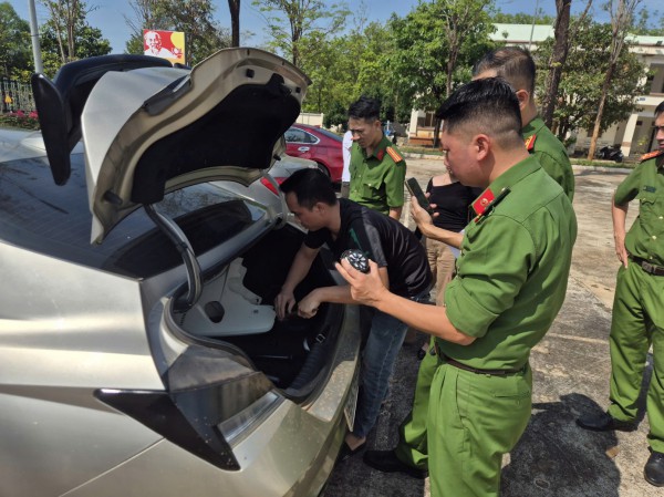 Đồng Nai: Truy bắt nhóm người mang súng, bình xịt hơi cay đi đòi nợ