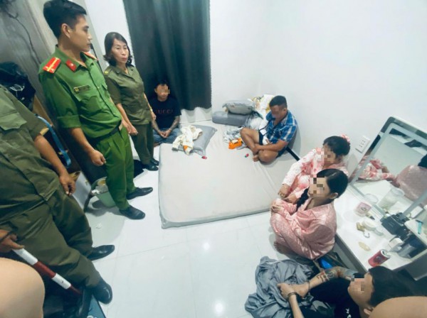 Đồng Nai bắt quả tang nhóm nam nữ 'bay lắc' ma túy trong phòng ngủ Đồng Nai bắt quả tang nhóm nam nữ 'bay lắc' ma túy trong phòng ngủ