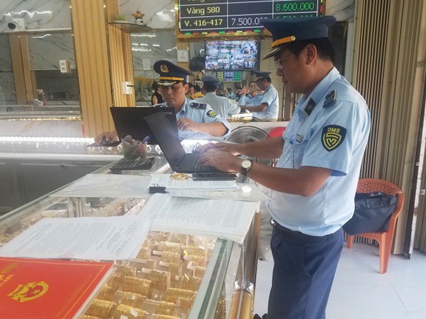 Đồng Tháp xử phạt 9 tiệm vàng bán trang sức giả thương hiệu Chanel, Versace