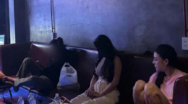 Đột kích quán karaoke ở Đà Nẵng, bắt quả tang nhóm khách mở 'tiệc' ma túy Đột kích quán karaoke ở Đà Nẵng, bắt quả tang nhóm khách mở 'tiệc' ma túy