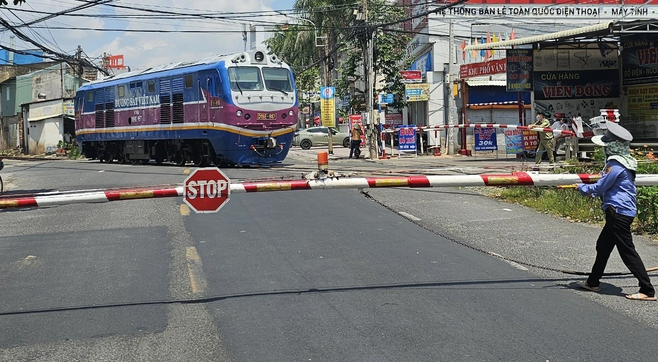 Ô tô bán tải băng ngang đường sắt, 2 người chết: Khởi tố vụ án