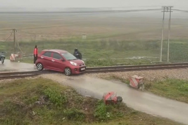 Ô tô bị kẹt trên đường ray buộc đoàn tàu phải dừng khẩn cấp Ô tô bị kẹt trên đường ray buộc đoàn tàu phải dừng khẩn cấp